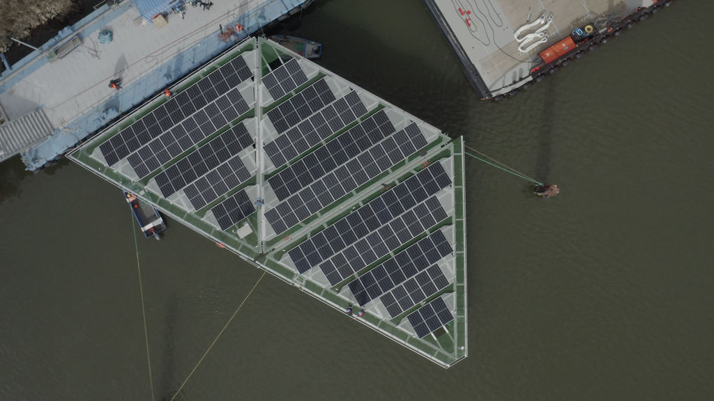 Bộ pin mặt trời với công xuất 555 MW có thể di chuyển trên biển và chống được bão