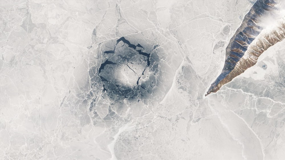Vành đai băng giá (vòng băng) hình thành trên mặt hồ Baikal