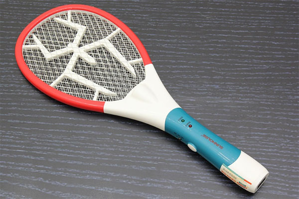Cách đuổi kiến ​​ba khoang bằng vợt bắt muỗi
