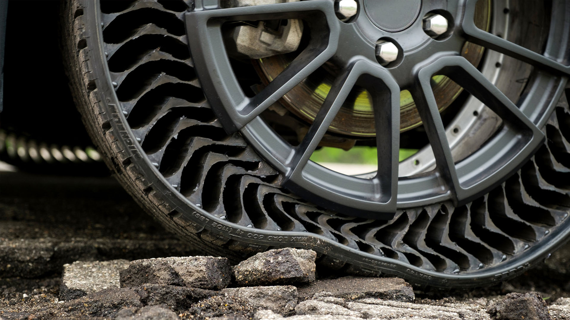 Công ty Michelin giới thiệu mẫu lốp UPTIS chống thủng với kết cấu linh hoạt tại một triển lãm xe ở Munich